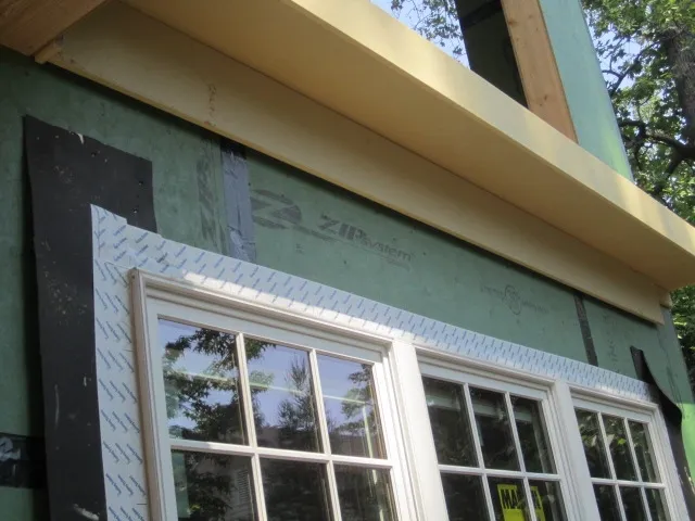 Reverse lap at horizontal seam causing water to run behind wrap